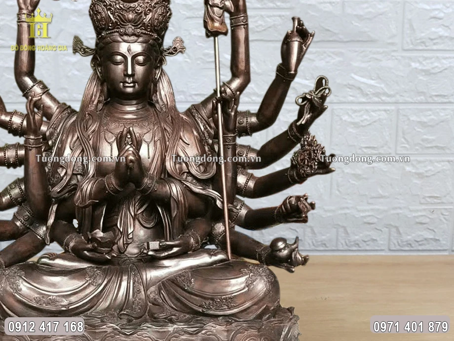 Các pháp khí bên tay trái của Ngài